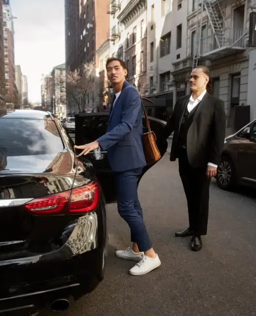 taxi-driver-getting-ready-customer